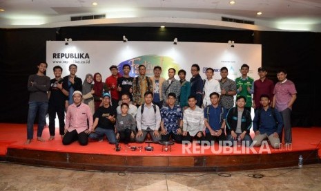 Peserta dan narasumber  berfoto bersama dalam  workshop jurnalistik milenial, Sabtu (29/12).