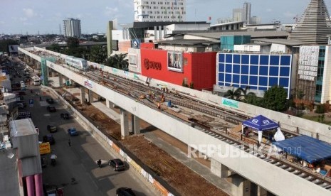 Suasana kondisi pembangunan proyek Light Rail Transit (LRT) masih dalam proses penyelesaian di jalur Section 5A, Kelapa Gading, Jakarta Utara, Ahad (22/4).