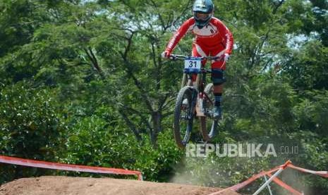 Atlet Balap Sepeda Indonesia Tiara Andini Prastika tampil di Final Run Women Elite Downhill Asian Games 2018 Mountainbike, di Khe Bun Hill, Kabupaten Subang, Senin (20/8).