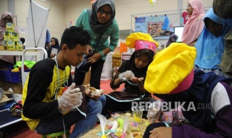 Pengunjung sedang mencoba permainan di area kid zone Islamic Book Fair ke 17 di JCC, Jakarta, Rabu (18/4).