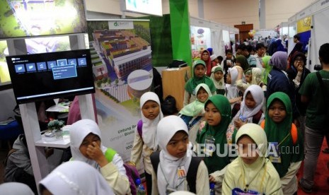 Pengunjung memenuhi  Islamic Book Fair ke 17 di JCC, Jakarta, Rabu (18/4).