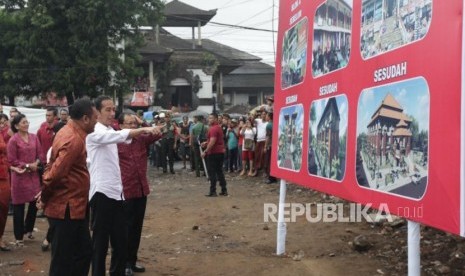 Presiden Joko Widodo meninjau rencana proyek revitalisasi Pasar Sukawati, Gianyar, Bali, Jumat (14/6).