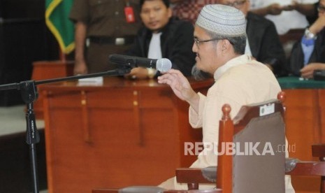 Terdakwa Jon Riah Ukur Ginting atau Jonru  menjalani sidang putusan kasus ujaran kebencian di Pengadilan Negeri Jakarta Timur, Jumat (2/3).