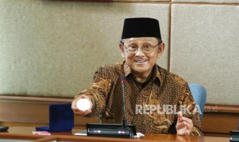 Saat berkunjung ke Gedung Sate tahun 2012, Bacharuddin Jusuf (BJ) Habibie memperlihatkan kion emas miliknya yang dianugerahkan dunia sebagai ilmuwan tingkat dunia.