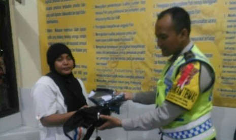  Polisi bernama Brigadir Harya Wiguna ini merupakan anggota Polres Majalengka yang bertugas sebagai petugas Bhabinkamtibmas Polsek Panyingkiran, Kabupaten Majalengka.