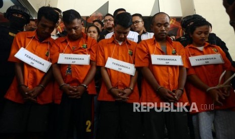 Sejumlah tersangka diperlihatkan saat rekonstruksi kasus pemukulan anggota TNI di Polda Metro Jaya, Jakarta, Senin (17/12).