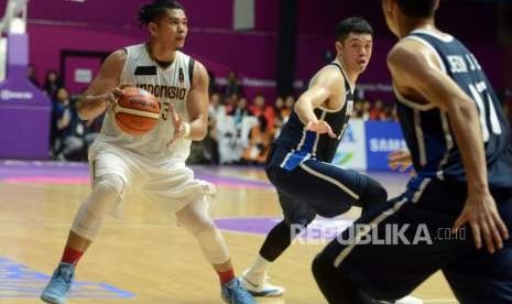 Pemain basket Indonesia Wuwungan Valentino menguasai bola dari pemain basket Korea pada babak penyisihan Grup A Asian Games 2018 di Hall Basket Senayan, Jakarta, Selasa (14/8).