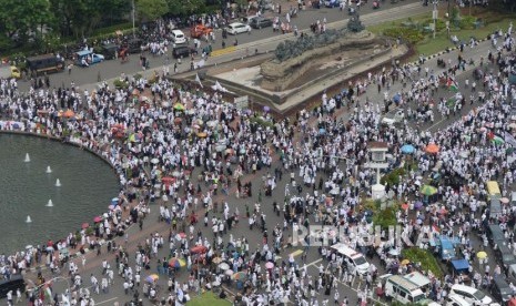 Massa memadati kawasan Monumen Nasional (Monas) saat Aksi Bela Palestina di Jakarta, Ahad (17/12).