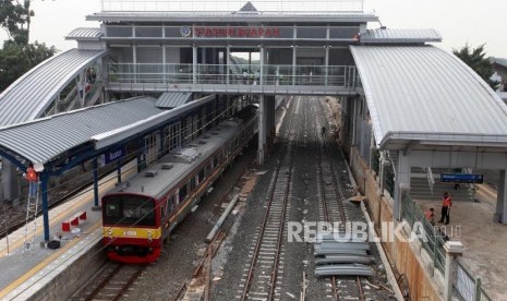 Kereta KRL berhenti di Stasiun Buaran, Jakarta, Jumat (9/11).