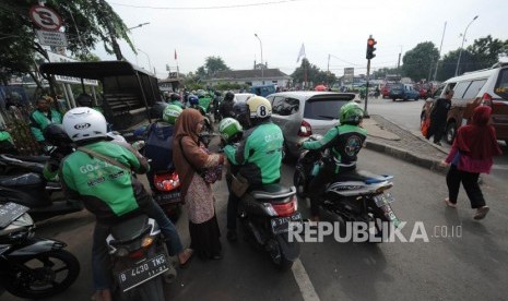 Dimana Saja. Ojek daring melakukan parkir atau mangkal  dan menaikan penumpang  sembarangan di jalan Pasar Minggu, Selasa (21/11).