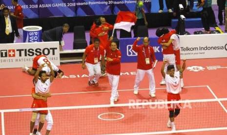 Emas Dari Quadrant Takraw. Tim Sepak Takraw Indonesia melakukan selebrasi usai memenangi pertandingan melawan Tim Jepang pada babak final cabang Sepak Takraw nomor Quadrant Putra Asian Games 2018 di Komplek Olahraga Jakabaring, Sabtu (1/9).