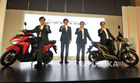 President Director PT Astra Honda Motor (AHM) Toshiyuki Inuma (kanan), Executive Vice President Johannes Loman (kiri) dan para Marketing Director Shigeto Kimura (kedua kiri) dan Thomas Wijaya memperkenalkan All New Honda Vario 150 dan All New Honda Vario 125 di Jakarta, Senin (16/4).