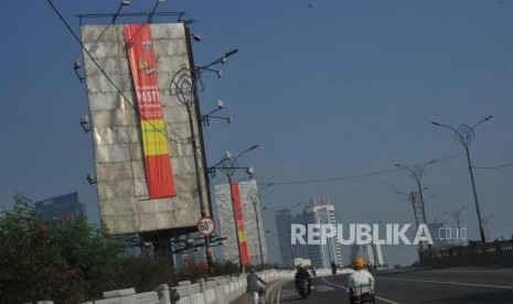 Papan reklame yang sudah tersegel di kawasan Jalan HR Rasuna Said, Jakarta.