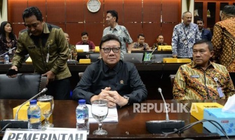 Menteri Dalam Negri Tjahjo Kumolo saat hadir dalam rapat dengan Panitia Kerja (Panja) di ruang Badan Legislasi (Baleg), Kompleks Parlemen, Senayan, Jakarta, Jumat (13/9).