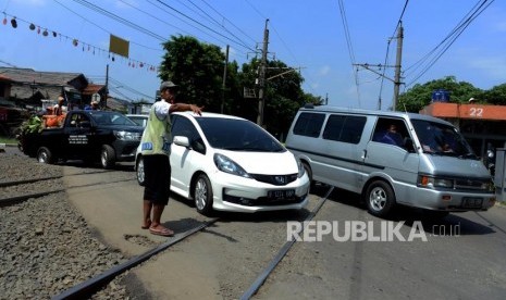 Sejumlah kendaraan melintas di perlintasan sebidang kereta (ilustrasi).