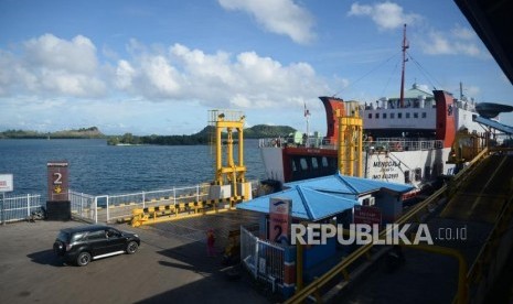 Kendaraan memasuki kapal untuk menyeberang di Pelabuhan Bakauheni, Lampung. Pemerintah akan mengembangkan kawasan Bakauheni sebagai destinasi wisata tepi laut.