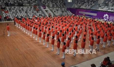 Ratusan Atlet Indonesia  mengikuti acara pengukuhan Atlet dan Offisial  untuk Asian Games di Istora Senayan, Jakarta, Ahad(5/8).