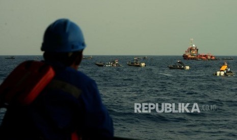 Sejumlah petugas SAR gabungan melakukan pencarian saat proses evakuasi pesawat Lion air JT 610 di Perairan Karawang, Jumat (2/11).