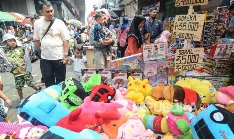 Pasar Pagi Asemka Diserbu Pembeli. Sejumlah masyarakat berbelanja di pasar pagi Asemka daerah Tambora, Jakarta Barta, Ahad (9/6).