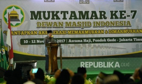 Penutupan Muktamar DMI. Wakil Presiden Jusuf Kalla memberikan arahan pada penutupan Muktamar Dewan Masjid Indonesia (DMI) ke-7 di Asrama Haji Pondok Gede, Jakarta, Ahad (12/11).