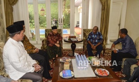 Wakil Presiden terpilih Maruf Amin berbincang dengan Ketua Perwakilan Pendeta Papua Richard Tonjau dan Ketua Gerakan Nasionalis Religius Bobby S. Hendrawan saat melakukan pertemuan di Jakarta, Kamis (5/9).