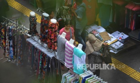 Pedagang Kaki Lima. Pedagang  nekat  berjaulan menggunakan trotoar di sekitaran Jalan Jati Baru Raya kawasan Statsun Kereta Tanah Abang, Jakarta, Kamis (2/11).