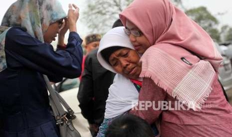 Jamaah Haji Indonesia Kloter 19 Debarkasi Jakarta Pondok Gede (JKG) berpelukan dengan keluarganya saat tiba di Asrama Haji Pondok Gede, Jakarta.