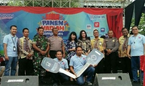  Pemimpin Cabang BRI Sragen, Robert Tumonggor Sitinjak (paling kanan) berpose bersama dengan para Kepala Unit BRI yang nasabahnya meraih hadiah utama satu unit mobil Program Panen Simpedes 2019, di Pasar Bunder Sragen, Rabu (18/9). Foto/Wardoyo