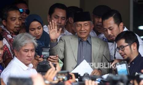 National Mandate Party (PAN) Honorary Council chairman Amien Rais accompanied by his daughter Tasniem Fauzia Rais made a statement to the reporters before being examined by police investigators, Jakarta Metro Police headquarters, Jakarta, Wednesday (Oct 10).