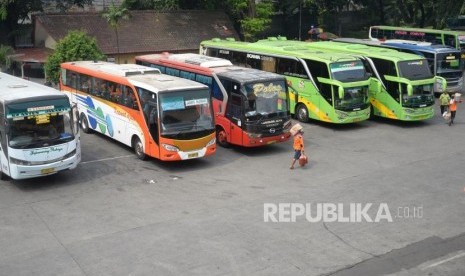 Prediksi Puncak Arus Mudik. Armada bus antar kota menunggu  penumpang di Terminal Kampung Rambutan, Jakarta, Kamis (7/6).