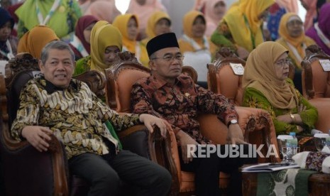 Menteri Pendidikan dan Kebudayaan Muhadjir Effendy bersama Ketua Pimpinan Pusat Aisyiyah Masyitoh Chusnan dan Rektor Universitas Muhammadiyah Prof. Dr. Hamka (Uhamka) Gunawan Suryoputro hadir pada acara pembukaan seminar Internasional di kampus UHAMKA, Jakarta, Rabu (21/8).