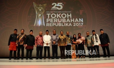 Pemimpin Redaksi Republika, Irfan Junaedi, Menteri Pemuda dan Olahraga, Imam Nachrawi, Komisaris Utama Republika Media Mandiri, Erick Thohir, Menteri PUPR  Mochamad Basoeki Hadimoeljono, Penceramah  Ustad Abdul Somad, Wakil Ketua Umum Dewan Masjid, Komjen  Pol Syafruddin, Dirut BRI Suprajarto Suprajarto, Ibnu Riyanto, Founder Batik Trusmi Group, Sally Giovanny, Menteri Kelautan dan Perikanan, Susi Pudjiastuti, Ketua MPR RI, Zulkifli Hasan, Wakil Gubernur DKI Jakarta, Sandiaga Uno, Presiden Direktur Adaro Energy, Garibaldi Thohir, (kiri ke kanan) melakukan foto  bersama dalam acara malam penganugerahan tokoh Republika tahun 2018 di Jakarta, Selasa (10/4).