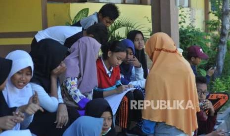 Aktivitas Pendidikan : Siswa-siswi SMP Negeri 6 melakukan pendataan saat beraktivitas di sekolahnya di Jalan Dewi Sartika, Palu, Sulawesi Tengah, Senin (8/10).