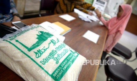 Pembayaran Zakat Fitrah Siswa MI. Petugas menerima pembayaran Zakat Fitrah dari siswa MI Masjid Istiqlal di Masjid Istiqlal, Jakarta.