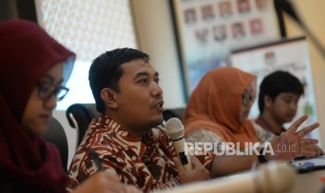 Direktur Eksekutif Puskapol Fisip UI Aditya Perdana (tengah) menjadi narasumber dalam diskusi 