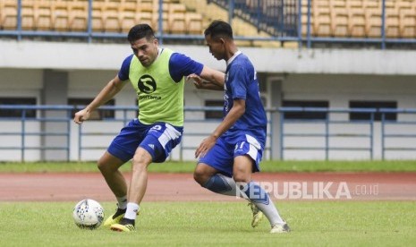 Bek Persib Bandung Fabiano Beltrame (kiri).