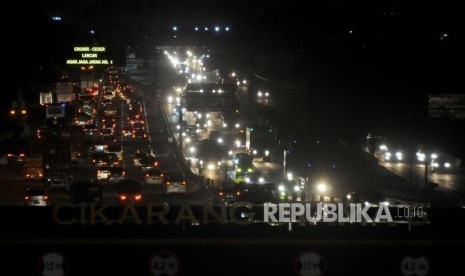 Lengang. Sejumlah kendaraan melintasi Tol Cikarang Utama, Bekasi, Jawa Barat, Selasa (26/12).