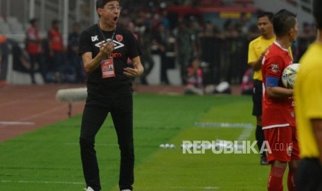 Pelatih PSM Makassar Darije Kalezic memberi instruksi kepada pemainnya saat bertanding melawan Persija Jakarta dalam laga lanjutan Liga 1 di Stadion Gelora Bung Karno, Senayan, Jakarta, Rabu (28/8).