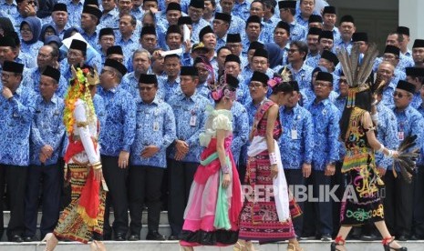 Para peserta Rapat Kerja Nasional Korps Pegawai Negeri (KORPRI) berfoto bersama dengan Presiden Joko Widodo.