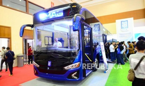 Bus Listrik. Bus bertenaga listrik buatan PT Mobil Anak Bangsa (MAB) dipamerkan di Gaikindo Indonesia International Commercial Vehicle Expo (GIICOMVEX) 2018 di Jakarta, Kamis (1/3).