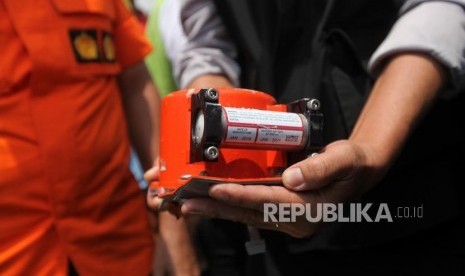 Black box of Lion JT 610 found in Karawang waters shown to the reporters at press conference at Baruna Jaya 1 ship, West Java, Thursday (Nov 1).