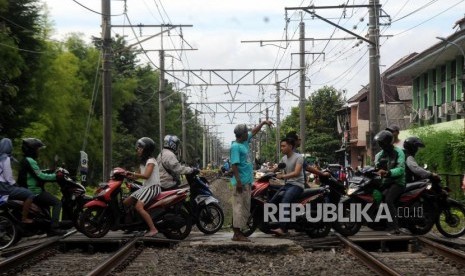 Sejumlah kendaraan melintasi perlintasan liar KRL di kawasan Tebet, Jakarta, Jumat (9/3).