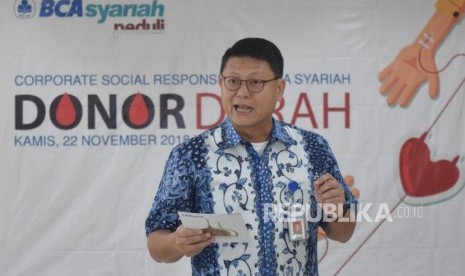 Presiden Direktur BCA Syariah John Kosasih memberikan sambutan saat acara kegiatan donor darah karyawan di Kantor Pusat BCA Syariah, Jakarta, Kamis (22/11).