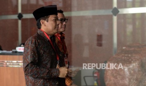 Deputy House speaker Taufik Kurniawan arrives at Corruption Eradication Commission (KPK), Jakarta, Friday (Nov 2).