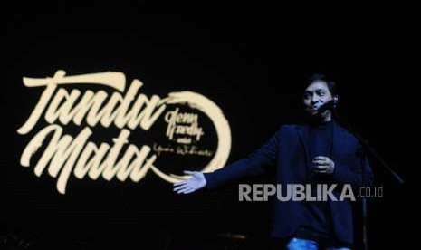 Musisi Indonesia, Yovie Widianto berbicara  dalam konser 