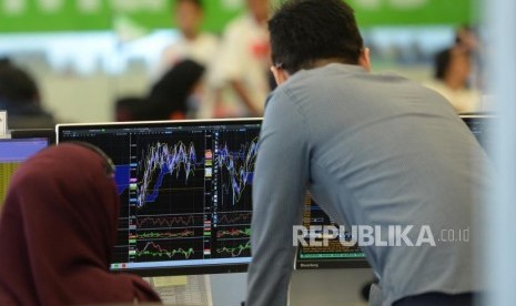 Rupiah Melemah di Akhir Pekan. Pialang mengamati pergerakan nilai tukar Rupiah di Global market PermataBank, Jakarta, Jumat (13/7).