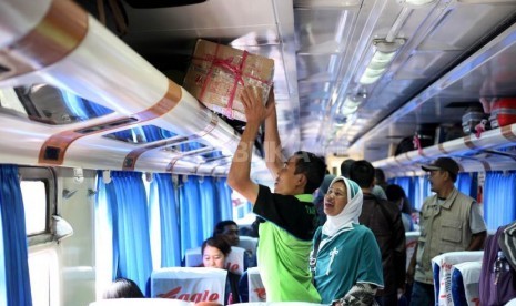 Porter helps the passenger with their baggage during lebaran homecoming 2017.