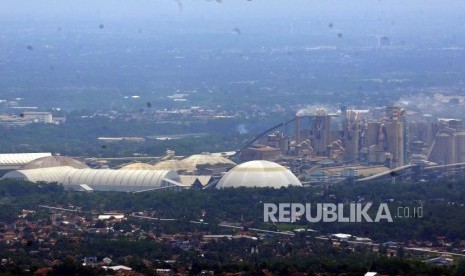 Suasana pabrik semen Indocement di kawasan Citeureup, Kabupaten Bogor, Jawa Barat, Rabu (21/3).