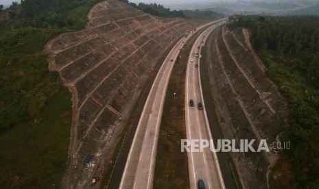 Sejumlah kendaraan melintas di ruas Tol Cipali KM 183, Cirebon, Jawa Barat, Sabtu (9/6).