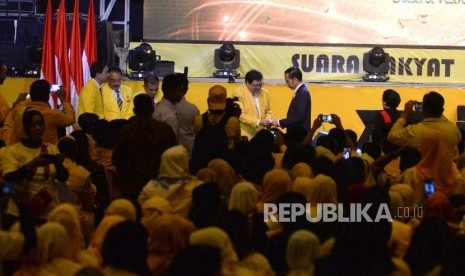 Perayaan HUT Golkar. Ketua Umum Partai golkar menyerahkan potongan tumpeng kepada Presiden Joko Widodo saat Perayaan HUT Golkar ke-54 di JiExpo, Jakarta, Ahad (21/10).